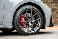 “Fスポーツ”専用のホイールはマイナーチェンジでリデザイン。赤いブレーキキャリパーは5万5000円のオプション。