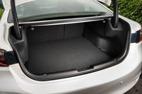 トランクルームの容量は474リッター。トランク側にもリアシートを倒すボタンが備わっており、長尺物を積む際に役立つ。