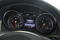 メーターはシンプルな2眼式を採用。センターには各種情報を表示できる液晶パネルを備えるが、日本語フォントなどの表示は少し粗め。