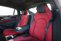 ラグジュアリースポーツサルーンを標榜（ひょうぼう）する新型「パナメーラ」では、後席の快適性も追求。シートレイアウトは後席がセパレート式の4人乗りが標準だが、ベンチ式の4＋1仕様も選択可能となっている。