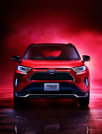 「RAV4 PHV」のカタログ写真。赤がベースのカラーリングからは、エコカーとしての訴求は感じ取れない。
