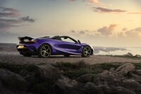 専用のカーボンファイバー製アッパーストラクチャーとリトラクタブルハードトップ、ロールオーバー保護システムなどが備わる「750Sスパイダー」。乾燥重量は1326kgでクーペ比＋49kgに抑えられている。