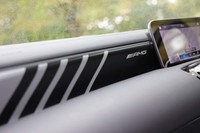 「AMG A35 4MATICエディション1」のダッシュボードには、同モデル専用となるアルミニウムシルバー／ブラックのストライプが入る。