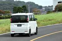 軽スーパーハイトワゴンで初採用となる遮音ガラスや2層の遮音シート、高機能吸収材、ドア下部シーリングなどを用いて静粛性を追求。高応答ショックアブソーバーや日産独自のゼログラビティーシートの採用で実現した快適な乗り心地も新型「ルークス」のセリングポイントである。