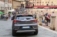 結婚式に向かう「ルノー・キャプチャー」がブロックされてしまった。最終的に花嫁は下車し、徒歩で会場の市役所へと赴いた。