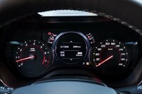 8インチ・フル液晶のドライバーインフォメーションディスプレイ。車速や燃費、走行距離などの走行情報に加え、ラップタイム、Ｇフォース、タイヤ空気圧、パワートレインの作動温度などを確認できる。