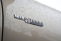 フロントのフェンダーパネルに備わる、「V8 BITURBO／E-PERFORMANCE」のバッジ。AMGモデルでもダウンサイジングは進んでおり、V8エンジンの搭載はDセグメント以上のモデルか、「SL」などのスポーツモデルにかぎられるようになった。