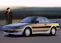 日本初となる2シーターの量産型ミドシップスポーツカー「トヨタMR2」。1984年にデビューした。