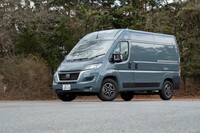 日本にはキャンピングカーのベース車両として導入される「フィアット・デュカト」。2023年1月現在の取り扱いディーラーは5店舗のみ。