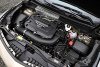 「XT4」のボディーを軽快に走らせる、パワフルな2リッター直噴ターボエンジン。気筒休止機構を搭載するなど、省燃費性も追求したものとなっている。