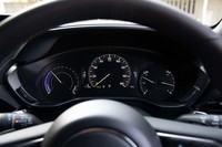 「EVモデル」専用のメーターパネル。駆動用バッテリーのレベルは針式メーターとデジタル表示の2カ所に表示される。