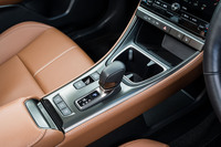 コンパクトなボディーながら立派なセンターコンソールはサイズもつくり込みも立派だ。カップホルダーが1つしかないようだが……