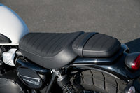 2ピースで構成される2人掛けのシート。クッションが従来比で10mm厚くなるなど、マイナーチェンジを機に快適性の向上が図られた。シート高は790mmと、オフロードも守備範囲とするモデルにしては控えめ。