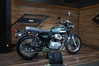 「W800ストリート」の上位モデルとして登場した「W800」。