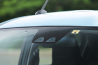 新型「ミラ イース」には、運転支援システムとしてステレオカメラ方式の「スマートアシストIII」が採用されている。先代モデルのシステムと比べ、衝突警報や自動緊急ブレーキの作動速度域が拡大したり、車両だけでなく歩行者も検知できるようになったりと、大幅に機能が強化されている。