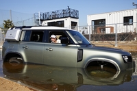 プロゴルファーの原英莉花選手　2021年は新型「ランドローバー・ディフェンダー」でツアーを転戦の画像