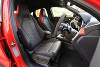 ヘッドレスト一体型の「Sスポーツシート」はオプションの「RSデザインパッケージ」に含まれている。乾いた質感のレザーがクールなアウディらしい。