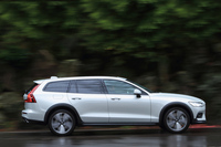 リアのサブフレームなど、足まわりでは各所に「V90クロスカントリー」と共通のパーツを採用。大径のタイヤとも相まって、「V60」より65mm高い210mmの最低地上高を確保している。