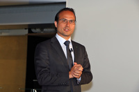 「JAGUAR LAND ROVER STUDIO」の概要を紹介する、ジャガー・ランドローバー・ジャパンのマグナス・ハンソン社長。