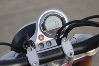 メーターは小ぶりな液晶タイプ。エンジン回転計の内側に速度や走行距離、時刻などが表示される。