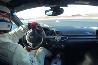 「458イタリア」でサーキット走行中の図。