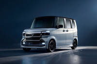 「ラッコ」の開発に当たって大いに参考にされたと思われる「ホンダN-BOX」。2026年7月にマイナーチェンジを受けており、「カスタム」（写真）はフロントデザインが大きく変わった。