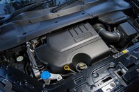 フロントフード下に搭載される、最高出力249ps、最大トルク365Nmを生み出す2リッター直4ターボエンジン。カバーには「JAGUAR INGENIUM」と刻まれている。