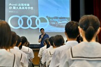 屋久島高校の生徒を前に、出張授業を行うマティアス・シェーパース氏。生徒からは「リーダーとしての条件は？」「電気自動車が100%になるのはいつ頃か」などの質問が発せられた。