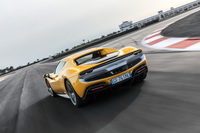 公称される動力性能は、0-100km/h加速が2.9秒、最高速が330km/h。ブレーキ性能も向上しており、200km/hからの制動距離は「F8トリブート」より8.8％短縮している。