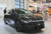 ステランティスとの資本提携発表の前夜である2023年9月、リープモーターはミュンヘンIAAに出展した。「C01」は4ドアセダンで、2022年の発売当初はEVのみだったが、のちにプラグインハイブリッド版も追加された。