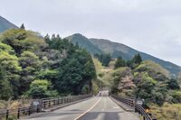 道志みちは神奈川県相模原市から山梨県富士吉田市をつなぐ全長60kmほどの山坂道。道志川に沿って通る道で、周辺には美しい渓谷や展望台、キャンプ場などが点在している。