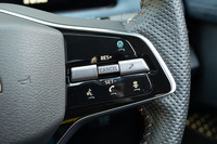 運転支援システム「プロパイロット2.0」の操作スイッチ。ナビリンク機能付きで、高速道路では追い越し時の車線変更や分岐なども含めて走行を支援。状況に応じて、ドライバーがステアリングから手を放すハンズオフも可能となっている。