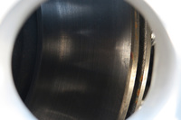 ホイールの穴からのぞくブレーキのディスクローター。トラック業界ではなかなか普及が進まないディスクブレーキだが、UDトラックスは積極的に採用。懸念される摩耗の速さや部品交換の頻度なども、「問題にならないレベルに収まっている」という。今回試乗した「クオンGW」でも、全輪にディスクブレーキが装備される。