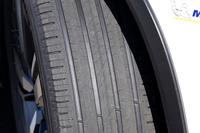 ウェットブレーキングについては、下ろしたてのタイヤに加えて、残溝2mmの状態にまでトレッド面を摩耗させた状態の「プライマシー5」（写真）でもテストを実施した。その性能差がほとんど体感できなかったことに、今井さんも「すごい」を連発。