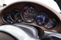 「ポルシェ911」伝統の5連メーター。右から2番目の“窓”をフルカラーのマルチインフォメーションディスプレイとすることで、歴史あるデザインと機能性を両立している。