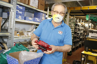 空冷フォルクスワーゲンのパーツ専門店、デイ・ケーファー・サービスにて。ジョヴァンニ・デイ社長と特製マスク。