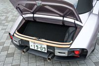 トランクの開閉はリモコンキーで操作。全面にボックスウィーヴのカーペットが敷かれ、後部の縁はラッカー仕上げのアッシュ材で縁取られている。