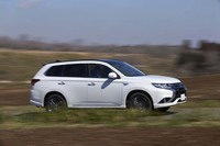 2017年2月の改良では、予防安全技術「e-Assist」の性能も強化された。車線逸脱警報システムの精度が向上したほか、オートマチックハイビーム機構が主要グレードで標準装備となった。さらに後側方車両検知警報や後退時車両検知警報などもオプションで追加できるようになった。