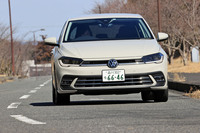 荒れた路面を走行すると、必要なインフォメーションはドライバーに伝えてくるのに、安っぽいフィーリングはみじんもない。操舵に対する反応もマイルドで自然だ。