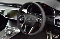 「ダイナミックオールホイールステアリング」は四輪操舵と可変ステアリングギアレシオを組み合わせたもの。その制御は極めて自然だ。