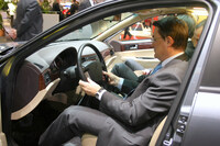 2007年ジュネーブショーの報道関係者公開日、「BS6」の室内を視察する来場者。