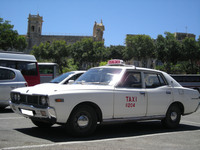 参考までに以下の3点はマルタ共和国で2008年に撮影したもの。左側通行国であるため英国や日本から運ばれた中古車が多数見られる。これは4代目「セドリック」の海外版であるダットサンの「280C」もしくは「260C」。