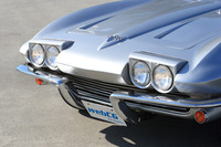 ヘッドランプはリトラクタブル式で、点灯の際には三角柱形のユニット自体がぐるりと回転し、普段は裏側を向いているランプを、前へ向ける仕組みとなっている。