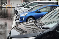 降雹に遭遇したら、まず守るべきはルーフである。ルーフパネルを交換すると事故車扱いになるなど、ボンネットやトランクリッドに対して修理費用が高くつくからだ。（写真はイメージ）