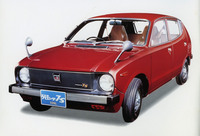 1976年5月、軽規格改定に合わせてボディーを拡大、2ストローク3気筒エンジンを暫定的に443ccとした「スズキ・フロンテ7-S」。翌6月に諸事情からダイハツ製4ストローク直列2気筒SOHC 547ccを加え、さらに10月には2ストローク3気筒ユニットをフルスケールの539ccに拡大するなど、改定への対応にはいささか混乱が見られた。