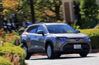 フロントのマクファーソンストラット式サスペンションは全車共通。リアは4WDモデルがダブルウイッシュボーン式で、FF車が新開発のトーションビーム式となっている。