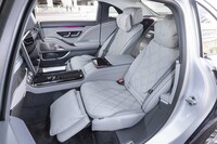 オプションの「ファーストクラスパッケージ」を装着すると乗車定員が4人に。センターコンソールがフロントからひとつながりになり、左右後席間にはクーリングボックスが備わる。