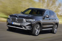 「クラウン エステート」のライバルとなる「BMW X3」。SUVの最激戦区に投入される。