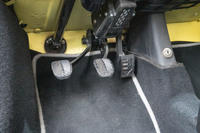 プロトタイプではセンターコンソールの縁から生えていたスロットルペダルも、オリジナルと同じレイアウトに変更。クラッチペダルは備わるが、クルマの特性上、AT限定免許でも運転できる。