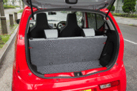 後席の格納は「アルト」「ミラ イース」ともに一体可倒式。背もたれの両端に備わるレバーでロックを解除する。